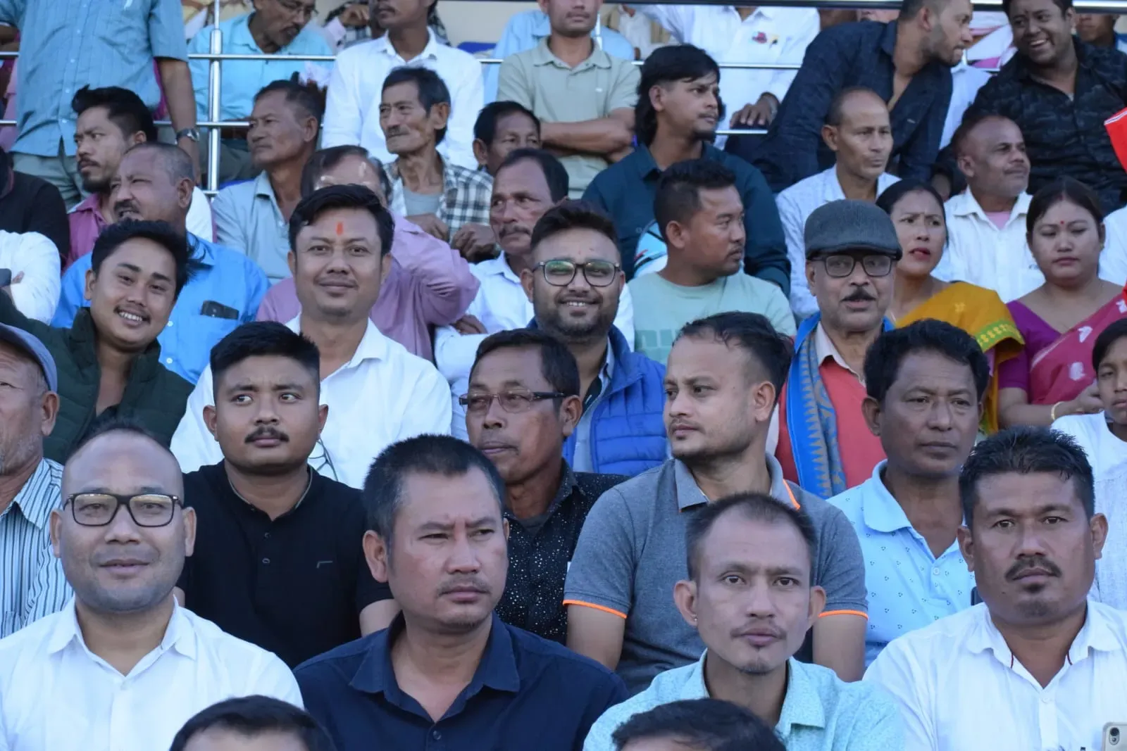 স্টেডিয়ামত উপস্থিত দর্শকৰ দৃশ্য