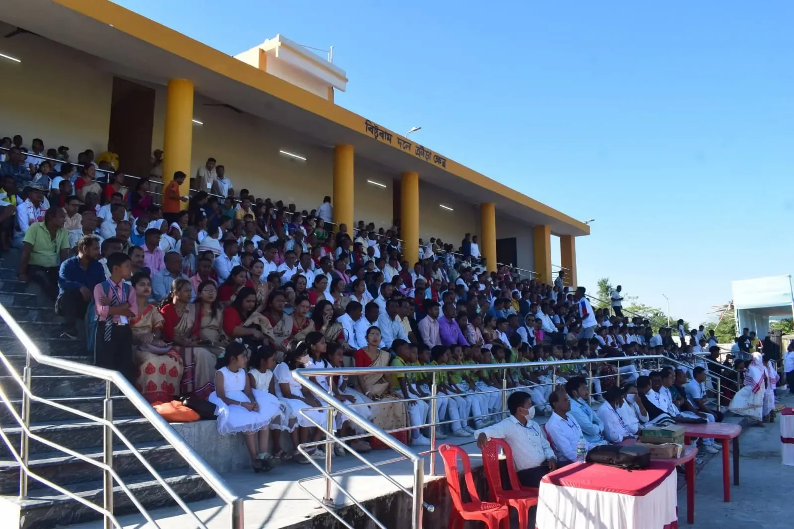 স্টেডিয়ামত উপস্থিত দর্শকৰ দৃশ্য