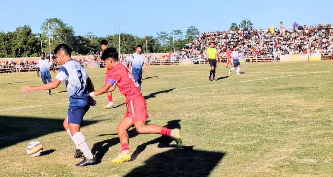 চলি থকা ফুটবল খেলৰ মুহূৰ্ত