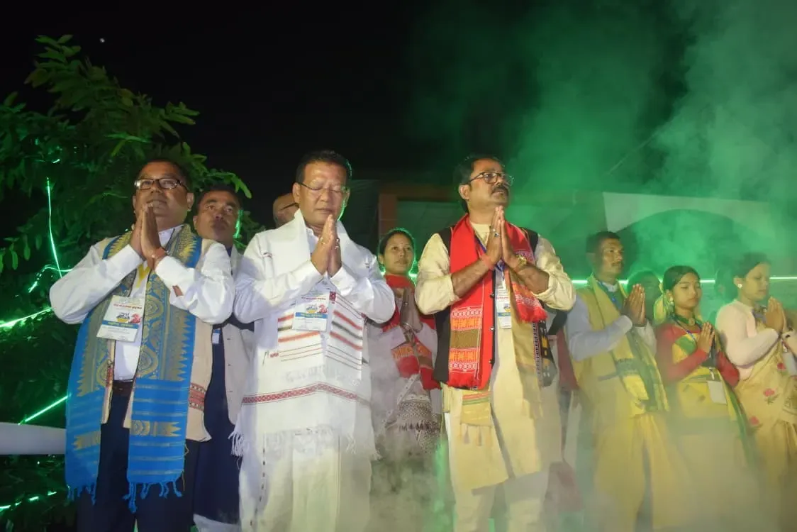 বৃহৎ মঞ্চ আৰু পৃષ્ઠভূমি সাজসজ্জা