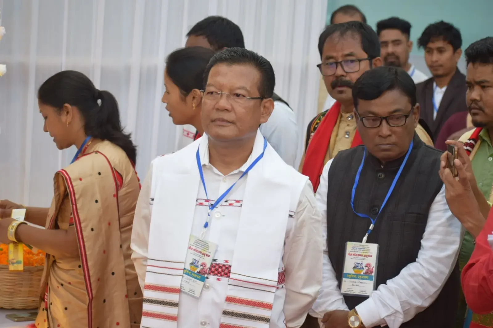 দলীয় সংগীত পৰিবেশন কৰি থকা স্থানীয় শিল্পীসকল