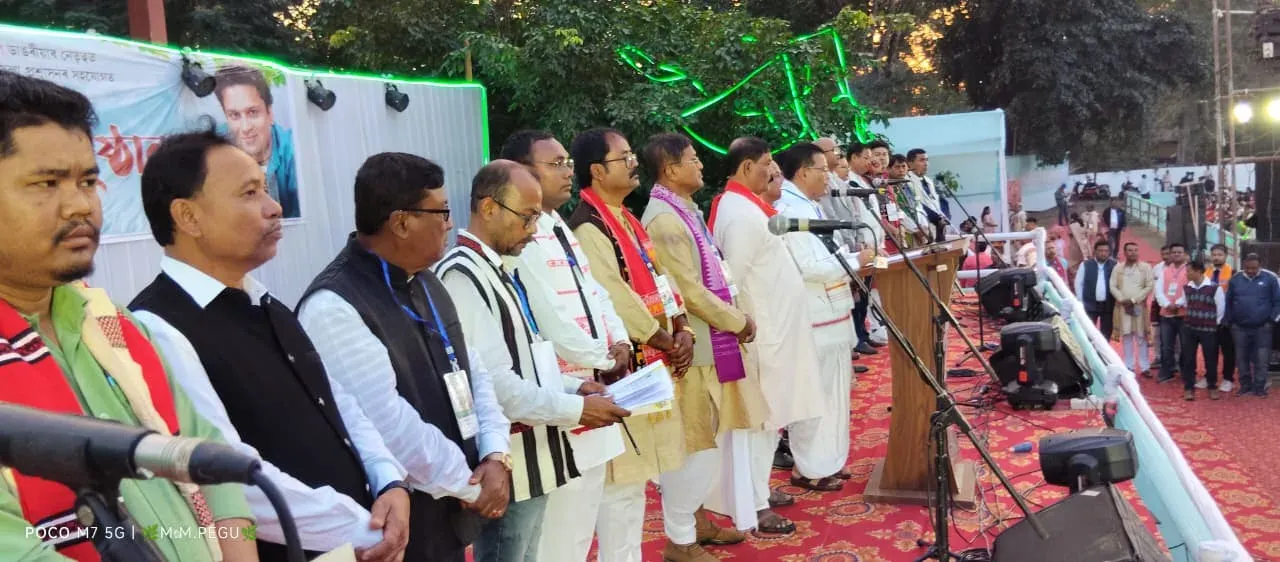 দৰ্শকৰ ভিৰেৰে পূৰ্ণ অনুষ্ঠান স্থান