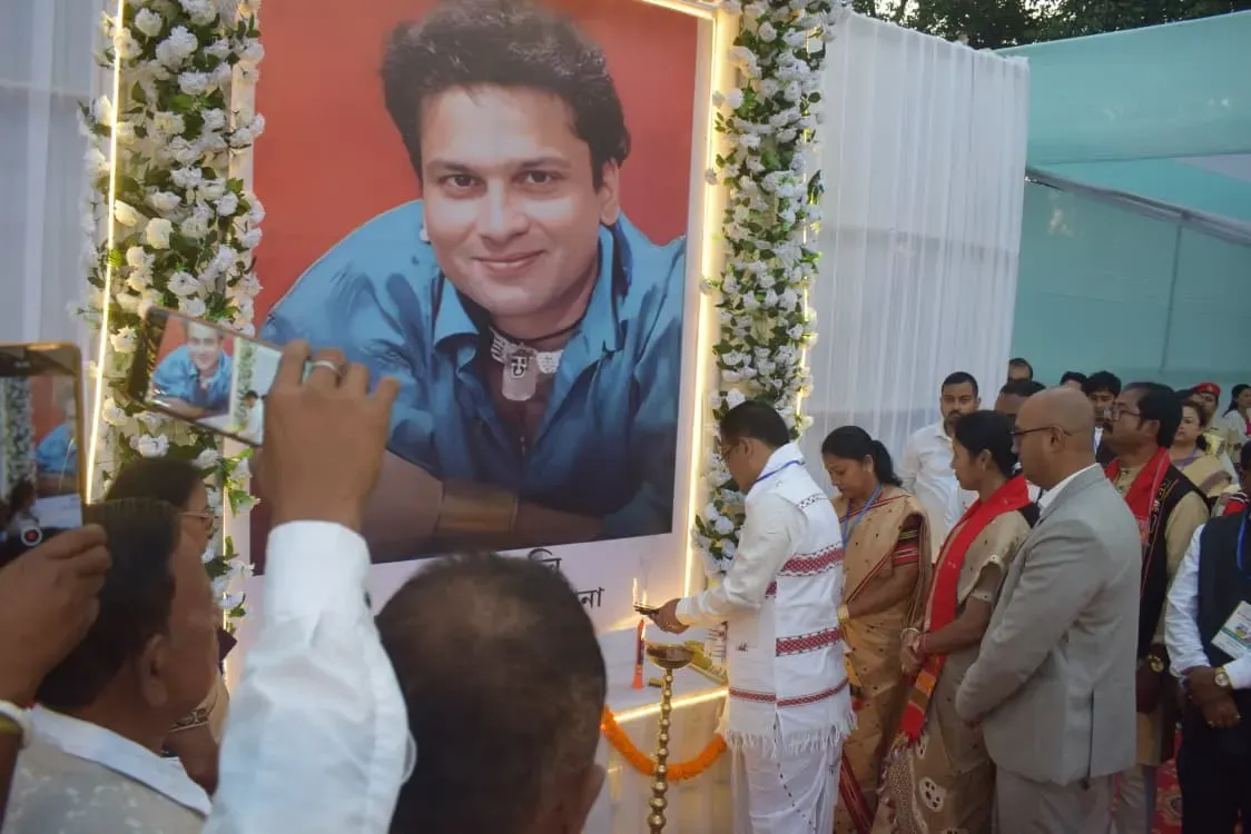 সমষ্টিগত কণ্ঠেৰে গোৱা জুবিন গীতৰ এক দৃশ্য