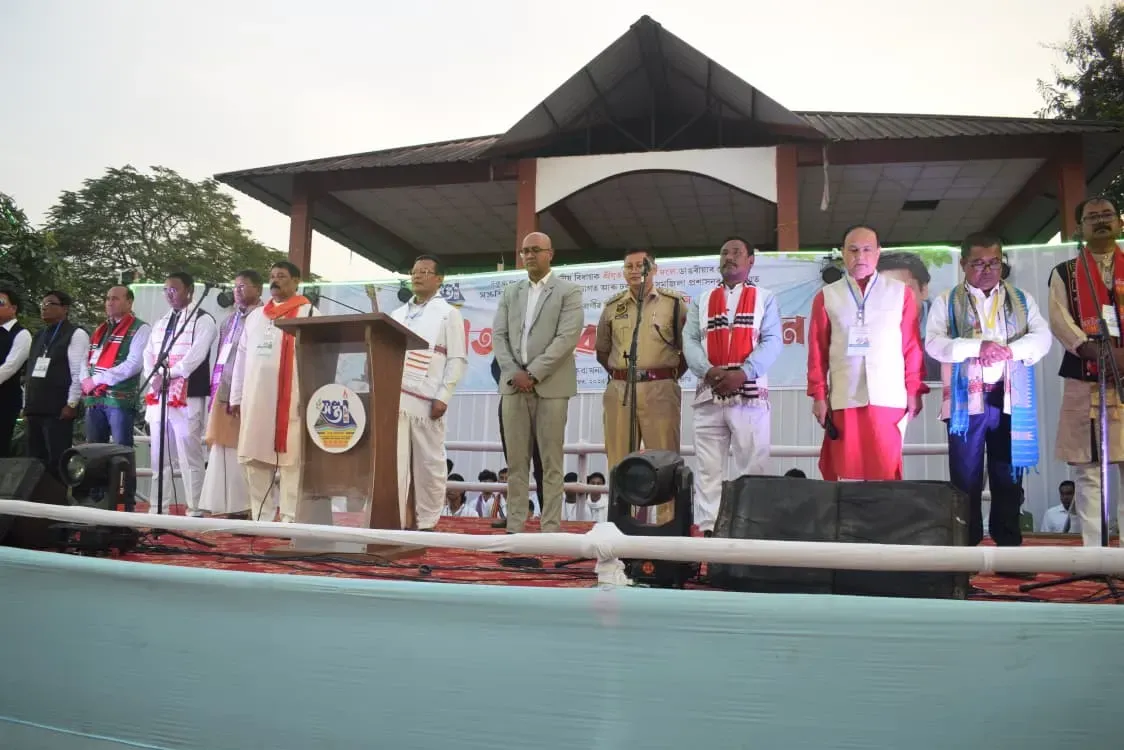 অনুষ্ঠানত অংশ লোৱা শিল্পী আৰু আয়োজকসকলৰ স্মৃতি ফটো