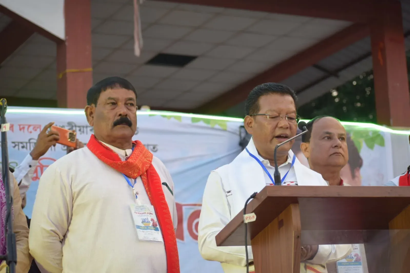 অনুষ্ঠানত অংশ লোৱা শিল্পী আৰু আয়োজকসকলৰ স্মৃতি ফটো