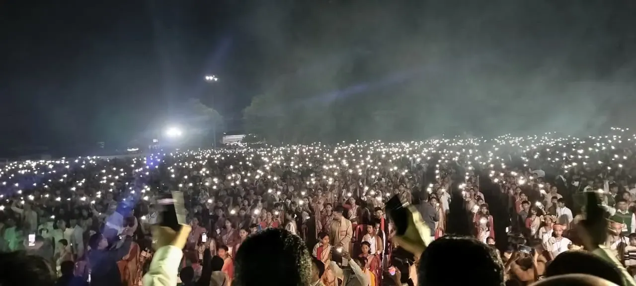 অনুষ্ঠানত অংশ লোৱা শিল্পী আৰু আয়োজকসকলৰ স্মৃতি ফটো