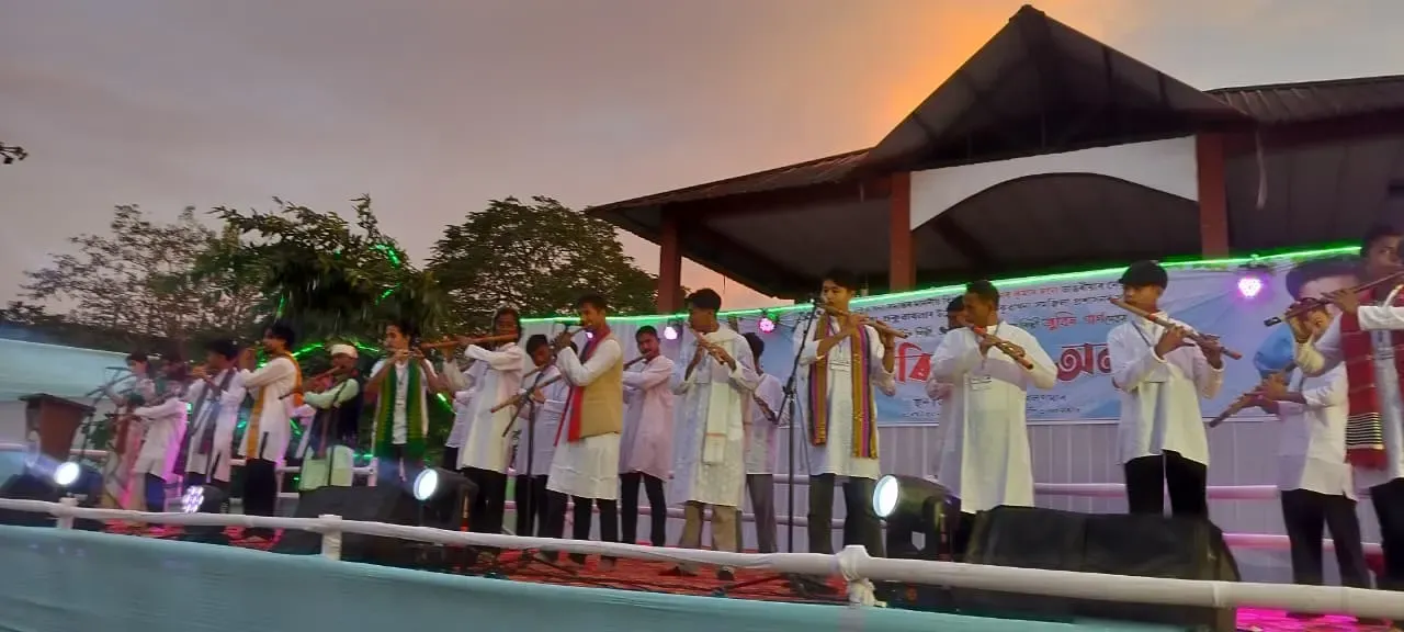 অনুষ্ঠানত অংশ লোৱা শিল্পী আৰু আয়োজকসকলৰ স্মৃতি ফটো