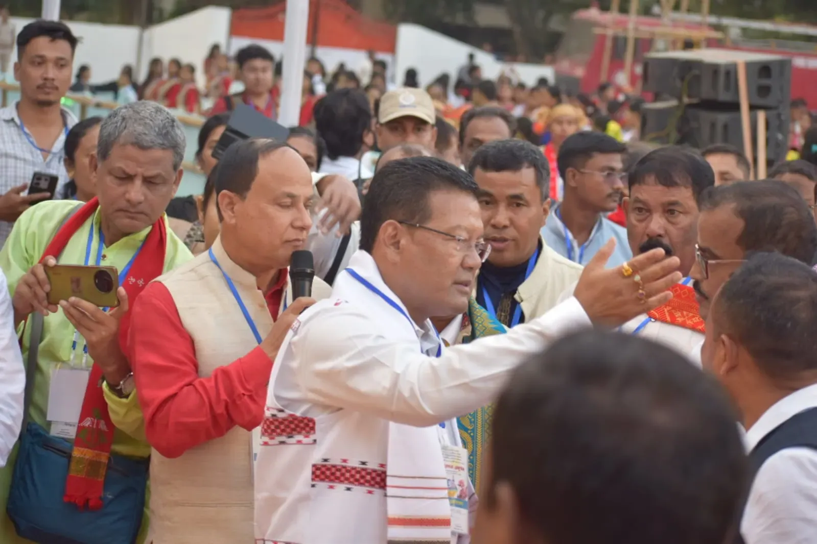 অনুষ্ঠানত অংশ লোৱা শিল্পী আৰু আয়োজকসকলৰ স্মৃতি ফটো