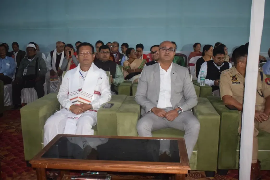 অনুষ্ঠানত অংশ লোৱা শিল্পী আৰু আয়োজকসকলৰ স্মৃতি ফটো