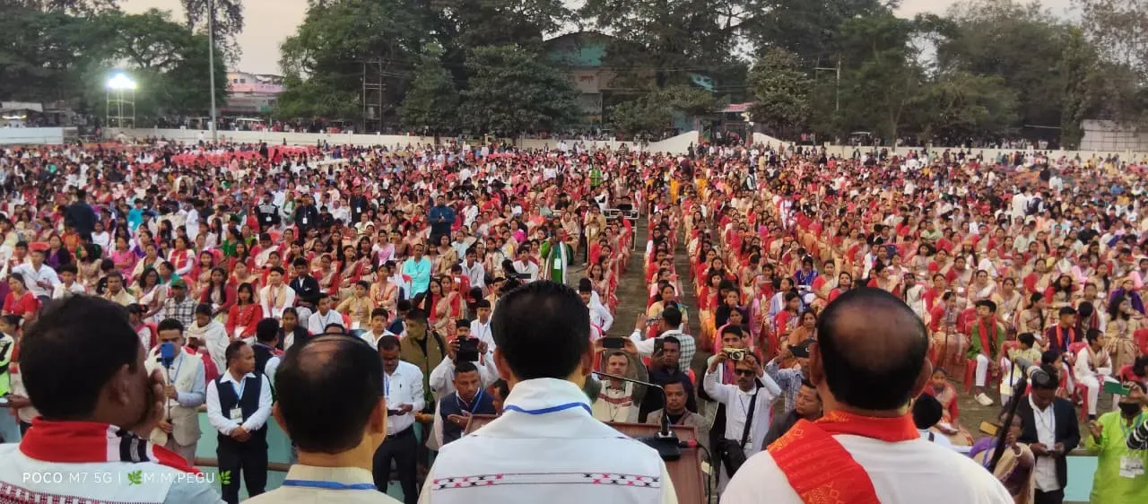 অনুষ্ঠানত অংশ লোৱা শিল্পী আৰু আয়োজকসকলৰ স্মৃতি ফটো