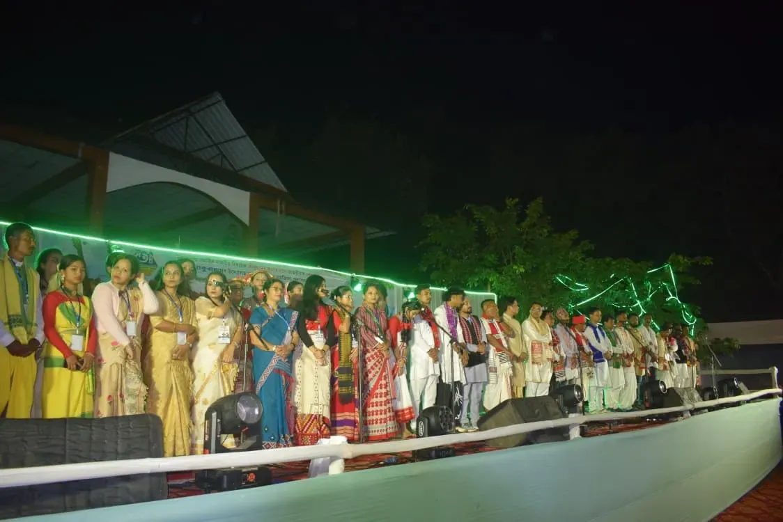 অনুষ্ঠানত অংশ লোৱা শিল্পী আৰু আয়োজকসকলৰ স্মৃতি ফটো