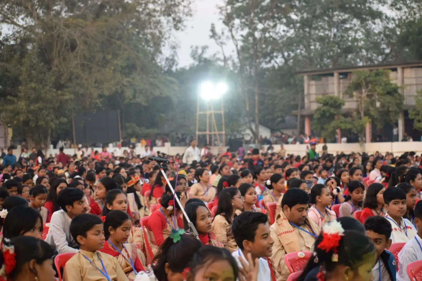 অনুষ্ঠানত অংশ লোৱা শিল্পী আৰু আয়োজকসকলৰ স্মৃতি ফটো