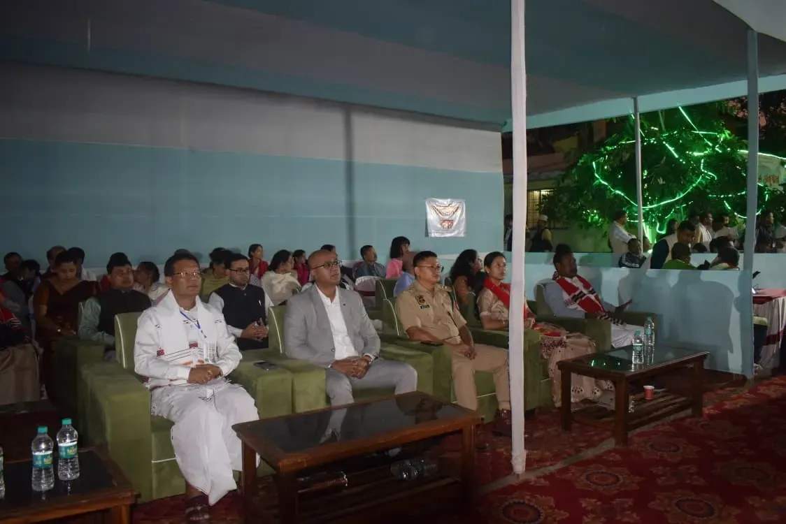 অনুষ্ঠানত অংশ লোৱা শিল্পী আৰু আয়োজকসকলৰ স্মৃতি ফটো